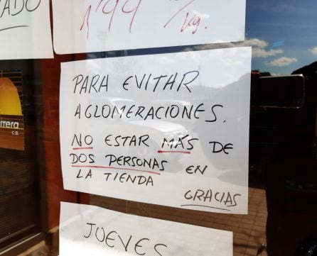 Cartel de aviso en la puerta del establecimiento