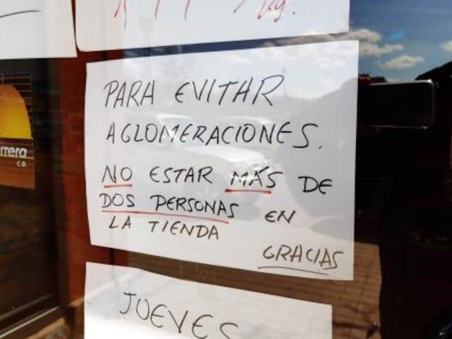Cartel de aviso en la puerta del establecimiento