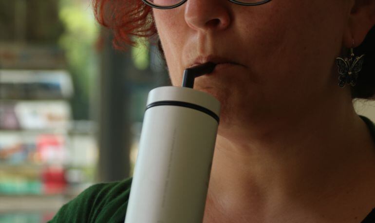 Una pacient pren cannabis amb un vaporitzador 