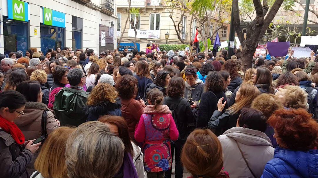Unas 700 personas se concentran contra el discurso de PP y Vox en materia de igualdad.