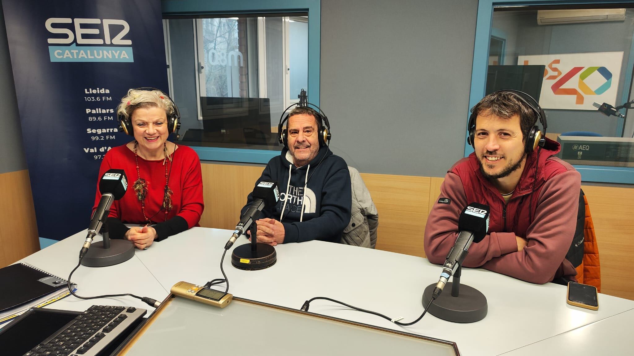 Marina Pifarré al costat de Manel López i Xavier Ferrer, afectats per l'aparició d'esquerdes a les parets de les seves case a l'Horta de Lleida.