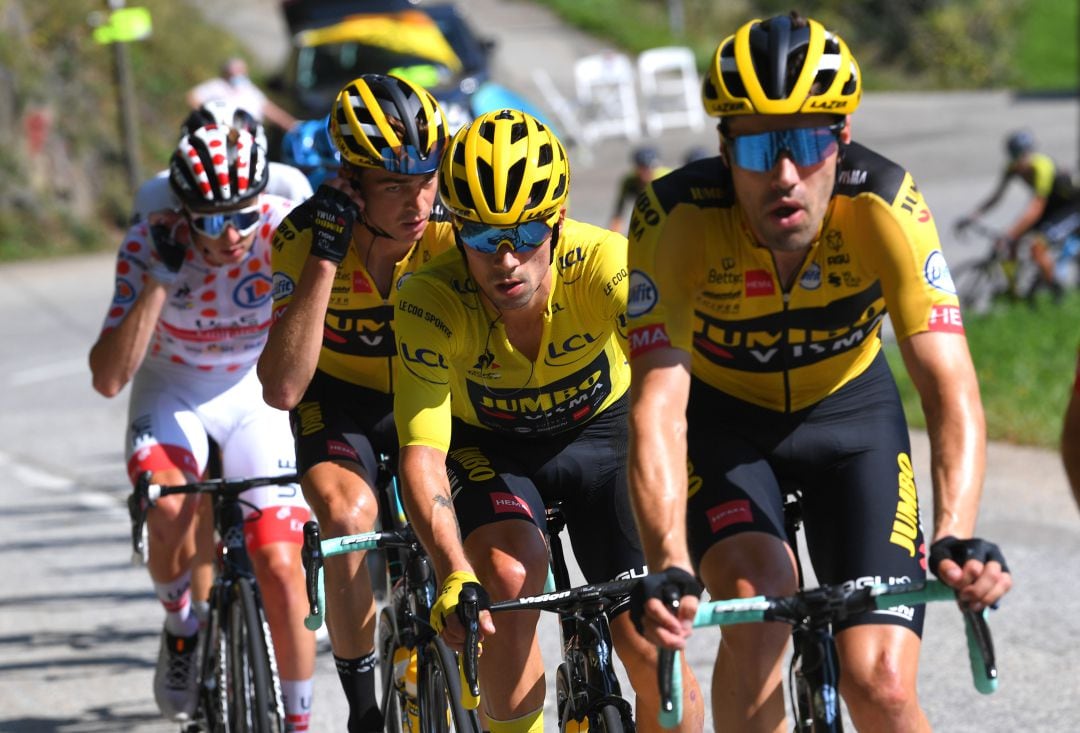 Primoz Roglic, encabezando a sus compañeros del Jumbo-Visma