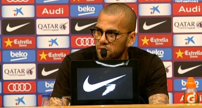 Dani Alves ha explicado las razones por las que ha decidido renovar con el Barcelona.