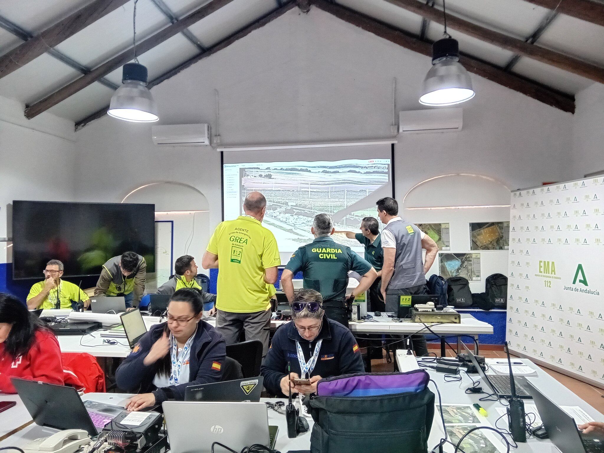 Personal del 112 en el Centro de mando situado en el Circuito de Jerez