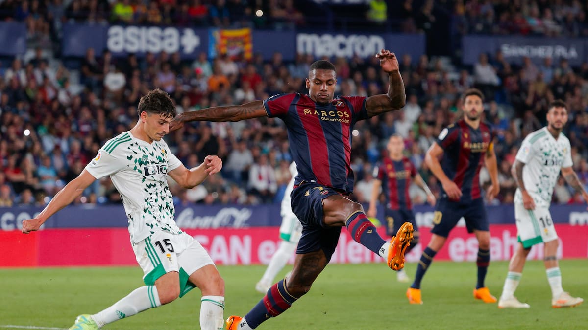 El Levante gana (2-1) al Oviedo y se jugará la primera semifinal por el ascenso ante el Albacete
