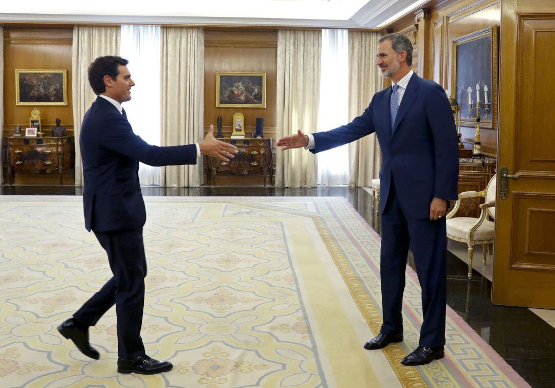 El líder de Ciudadanos, Albert Rivera, en su visita al rey Felipe VI.  