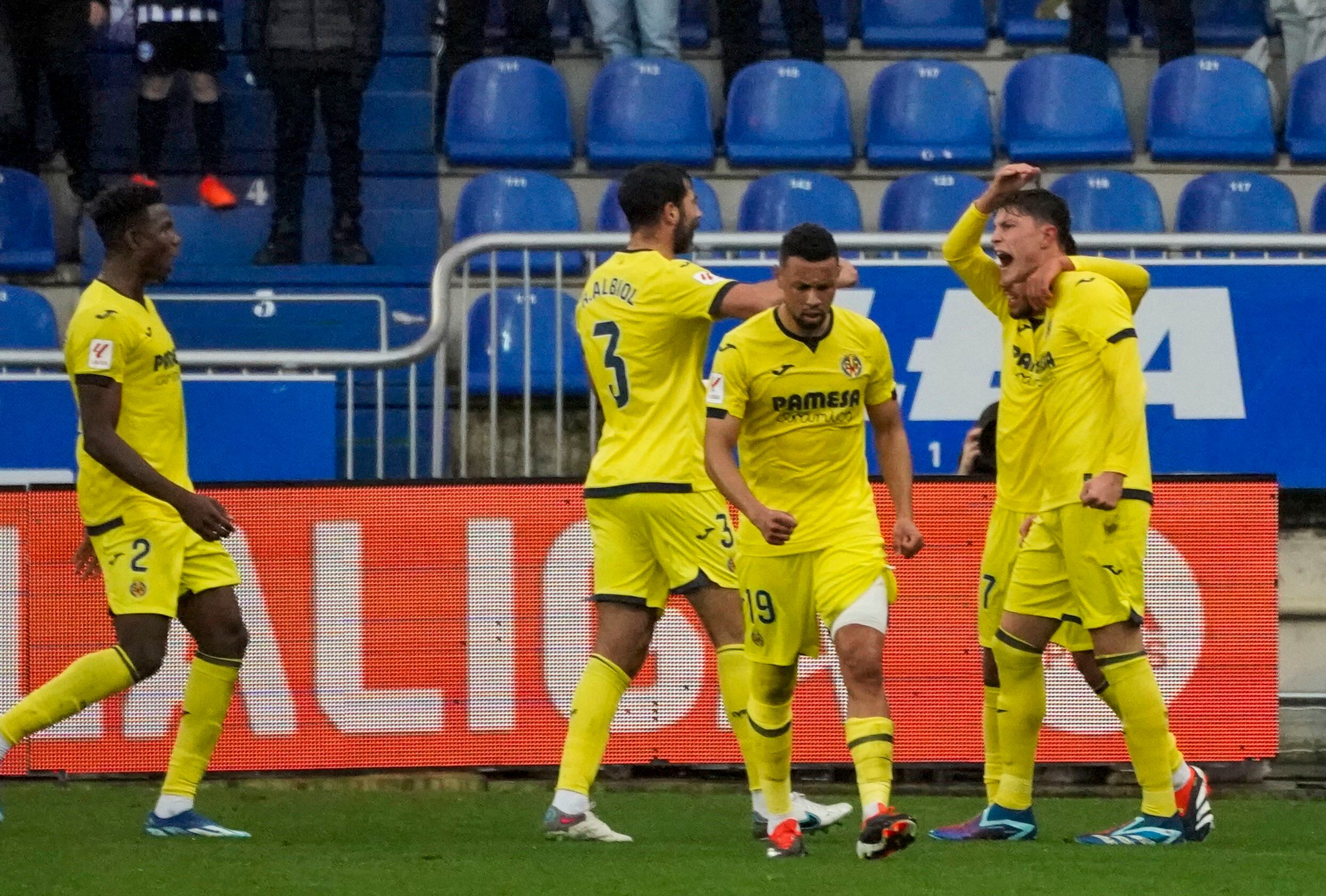 VITORIA, 10/02/2024.- El jugador del Villarreal Jorge Cuenca (d) es felicitado por sus compañeros después de marcar el 1-1 contra el Alavés en el partido correspondiente a la jornada 24 de LaLiga EA Sports este sábado Mendizorroza  en Vitoria. EFE / L. Rico
