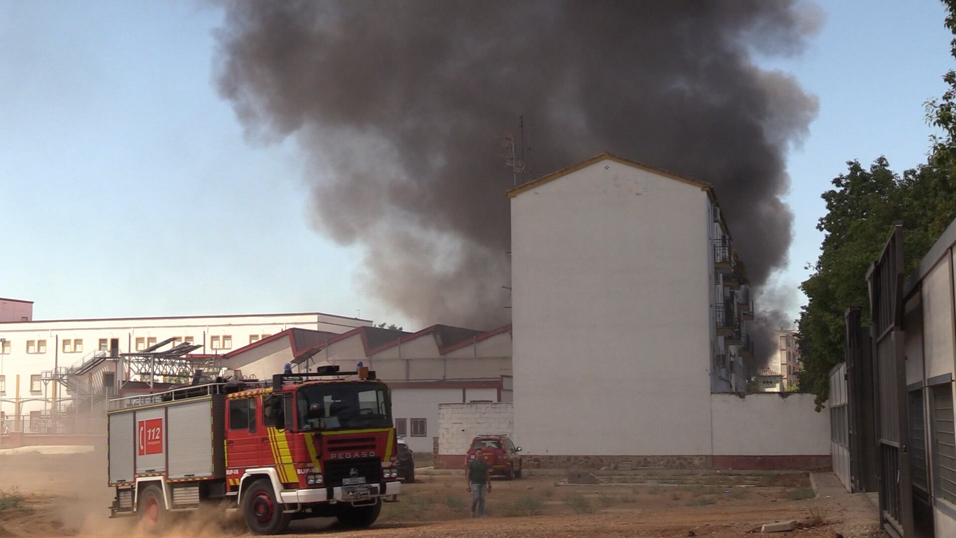 Dos bomberos han resultado afectados tras el incendio declarado en los talleres de SAFA Andújar.