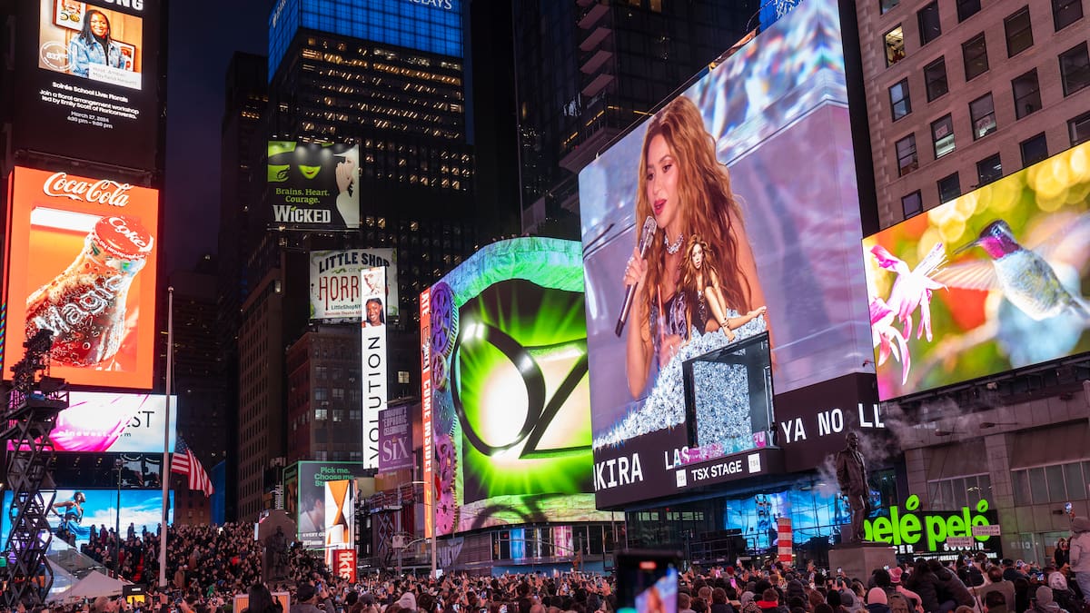 Shakira colapsa Times Square con un concierto sorpresa frente a 40.000 personas: "El pasado es solo un cero a la izquierda"