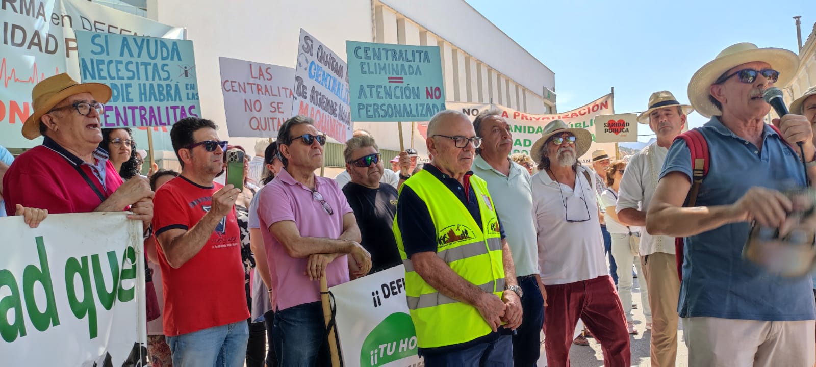 Protesta por el riesgo de cierre de la UCI del Infanta Margarita y por la pérdida de médicos de Atención Primaria en Priego de Córdoba, ante el centro de Salud de Cabra