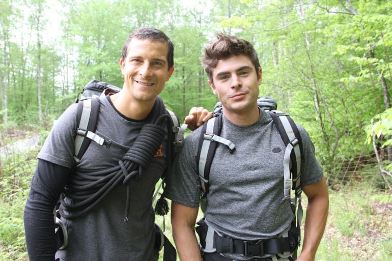 Bear Grylls y el actor Zac Efron (derecha)