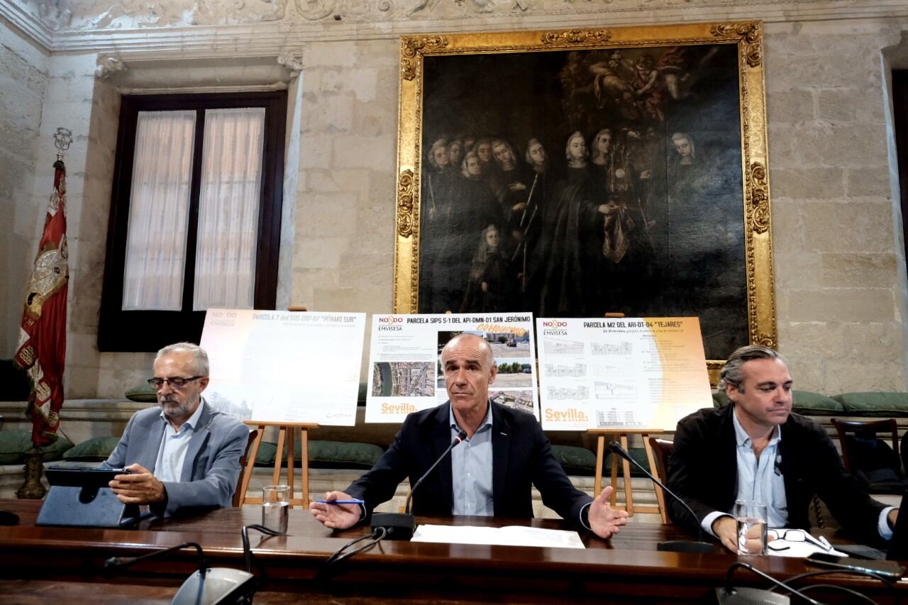 En la imagen, el alcalde de Sevilla, Antonio Muñoz, explicando estos proyectos acompañado del delegado de Hábitat Urbano y Cohesión Social, Juan Manuel Flores, y el gerente de Emvisesa, Felipe Castro