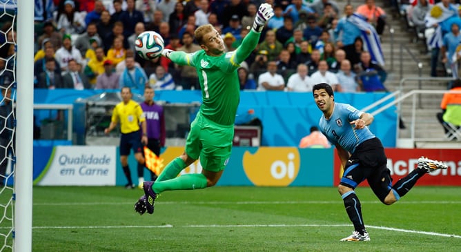 El delantero uruguayo, en la acción con la que abrió el marcador en el Uruguay-Inglaterra de la fase de grupos del Mundial de Brasil.