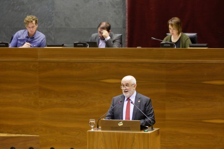 José Luis Mendoza, consejero de Educación,  durante una intervención parlamentaria.