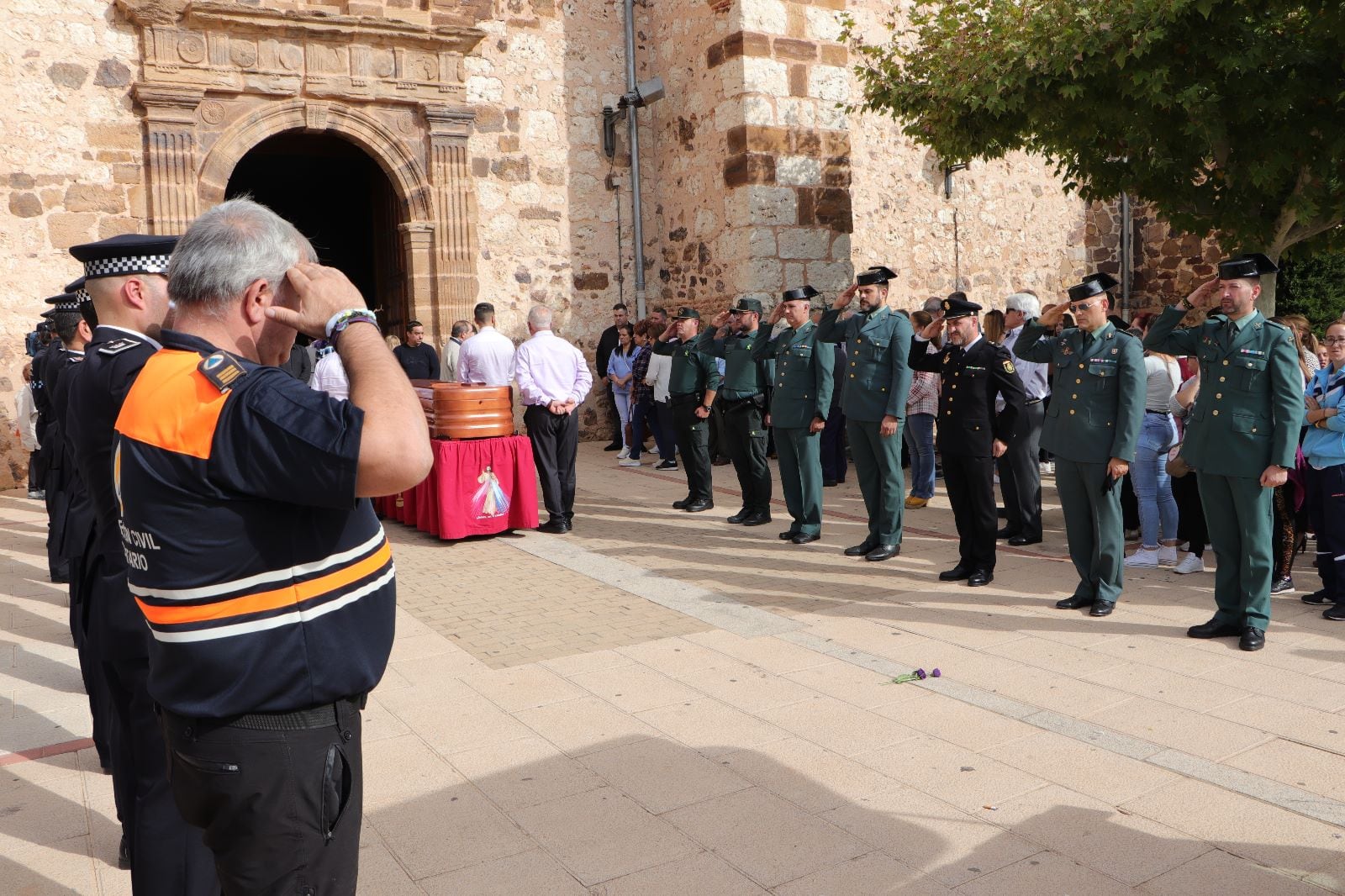 Pasillo de fuerzas de seguridad a la entrada del funeral en Argamasilla