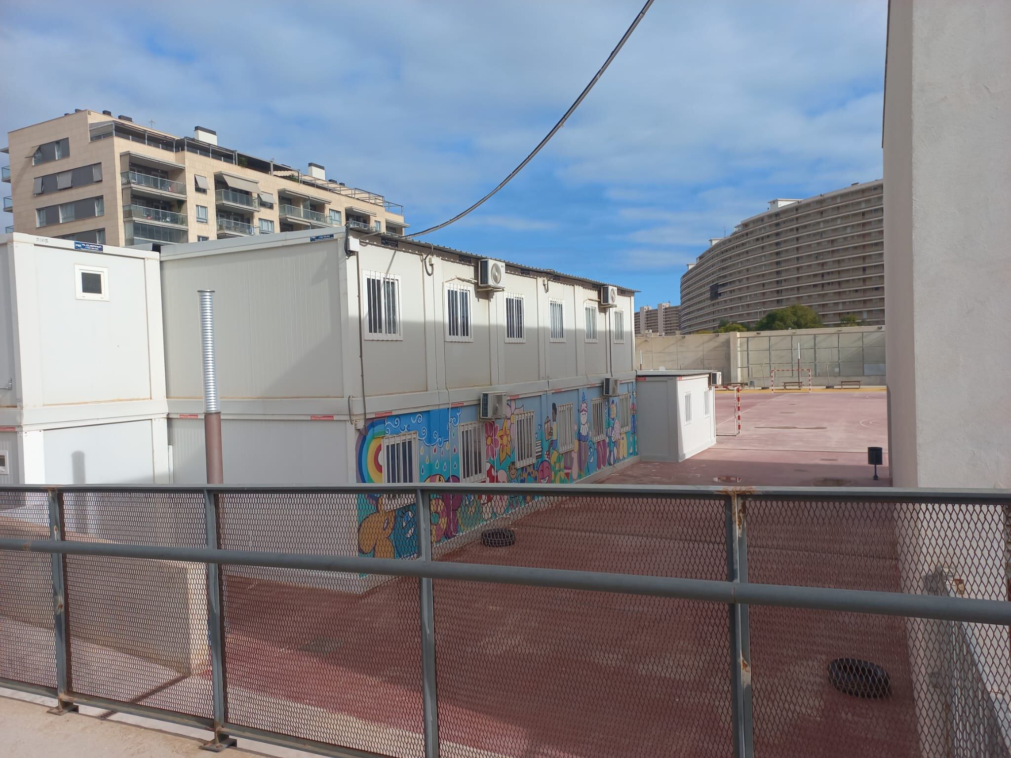 Barracones del CEIP La Almadraba de Alicante en el patio del IES Radio Exterior