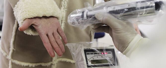 Una persona evacuada de Fukushima se somete a las pruebas que determinan sus niveles de radiación