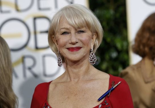 Helen Mirren, con su broche-bolígrafo, hizo su pequeño homenaje a las víctimas de Charlie Hebdo.