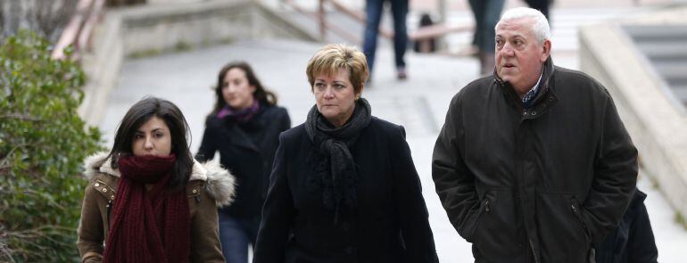 La Audiencia Provincial reanuda el juicio por la tragedia del Madrid Arena con las comparecencias de los familiares de las victimas que serán los primeros testigos en declarar en la vista oral. En la foto,Isabel de la Fuente,c, madre de Cristina Arce, fal