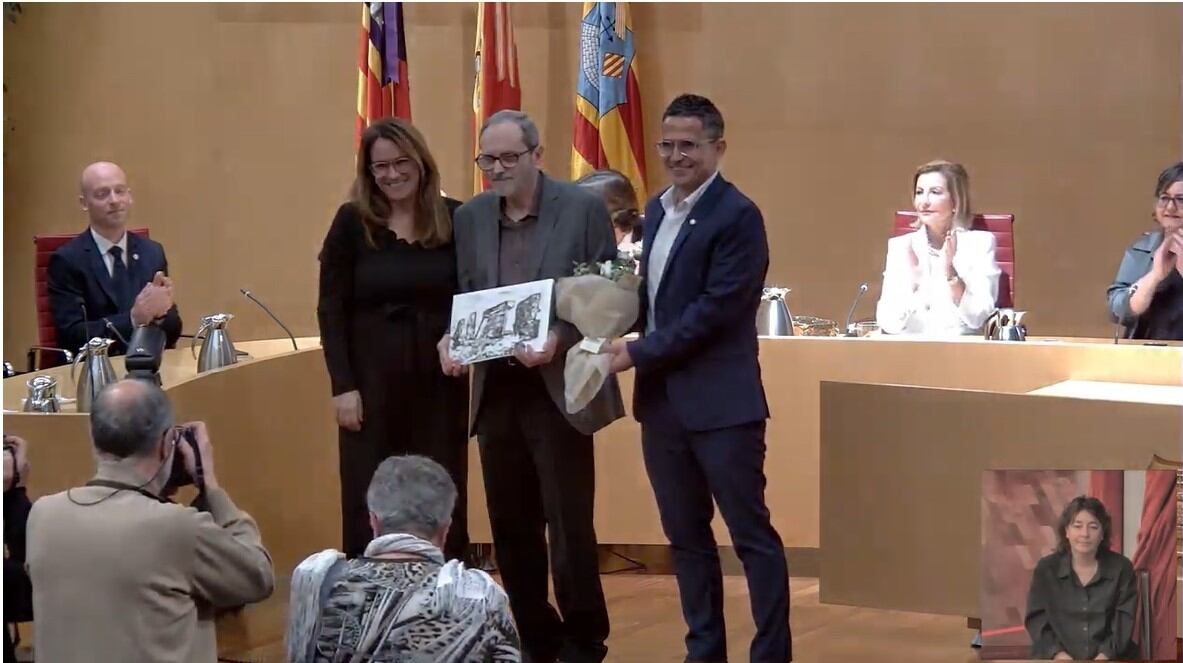 Susana Mora i Josep Juaneda van obsequiar Pere Gomila amb un recordatori per haver estat el conferenciant de Sant Antoni.