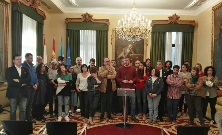 Representantes de entidades y grupos políticos, este miércoles, en el Ayuntamiento de Gijón. 