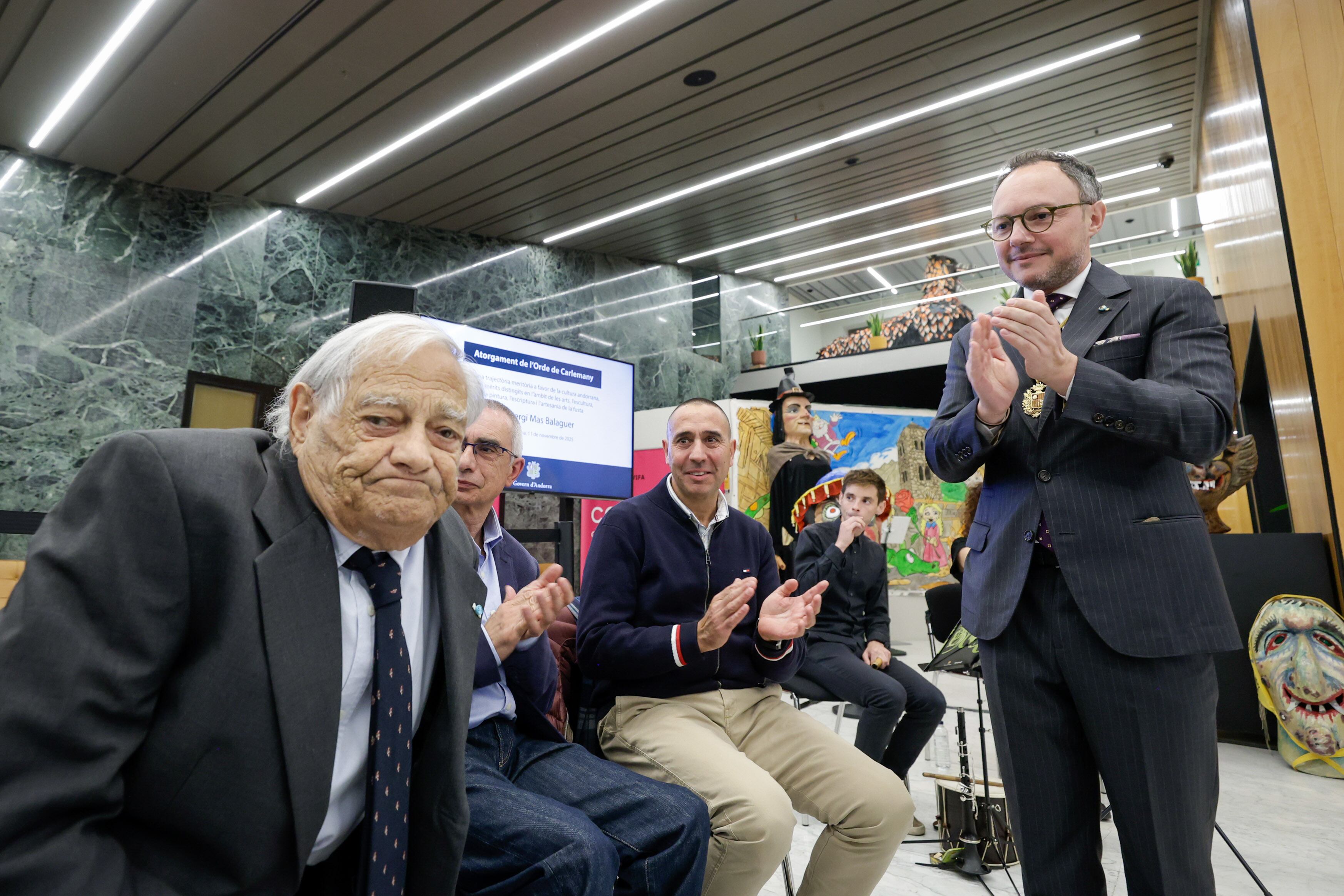 Cerimònia oficial d'atorgament de l'Orde de Carlemany a l'artista lauredià Sergi Mas Balaguer ahir a la seva parròquia.