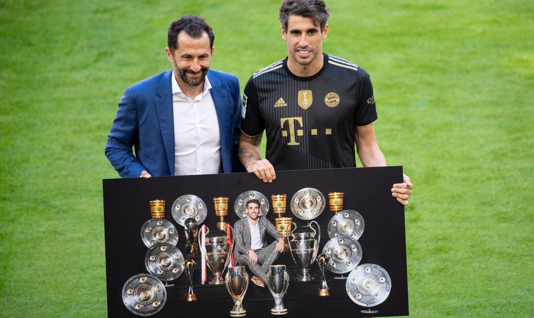 Hasan Salihamidzic, FC Bayern&#039;s Sports Director, says goodbye to Javi Martinez before the match