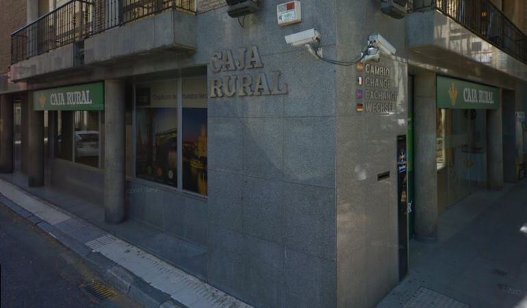 La sede de Caja Rural del Sur en la calle Murillo nº 2, junto a la Plaza de la Magdalena, acoge este miércoles un edición especial cara al público del programa cofrade de radio Sevilla, Cruz de Guía