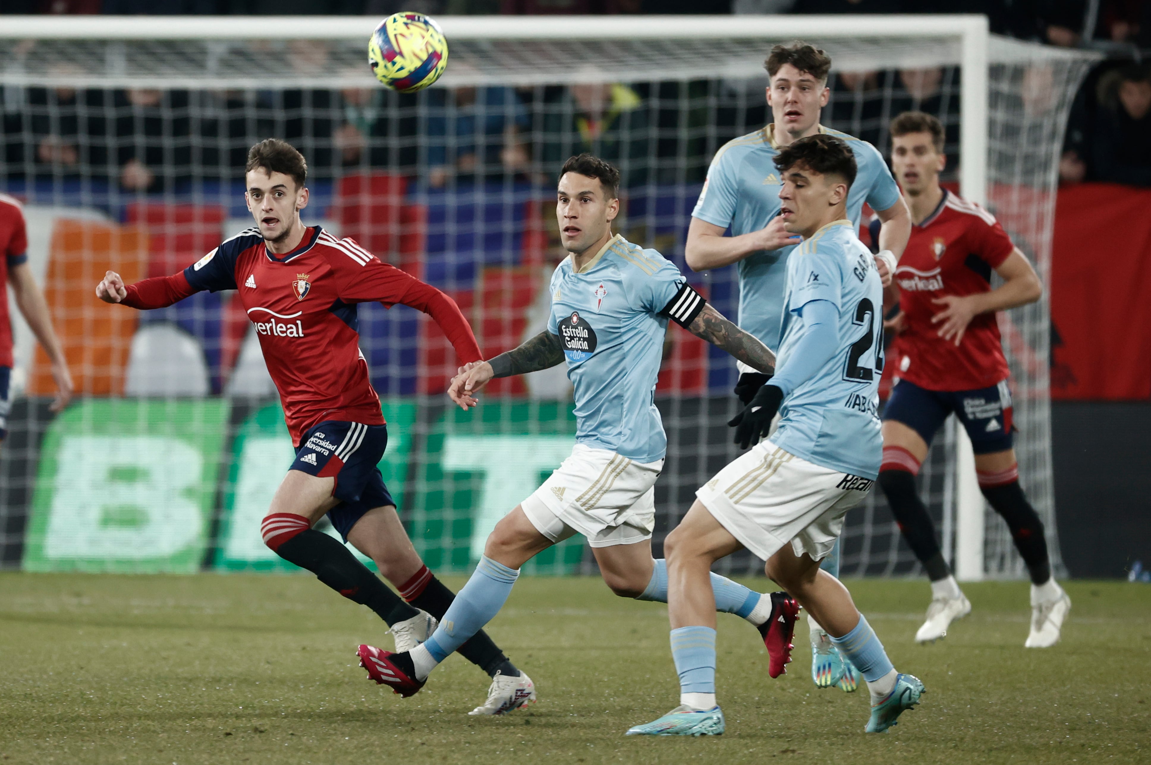 GRAF5442. PAMPLONA (ESPAÑA), 06/03/2023.- El centrocampista del Osasuna Aimar Oroz (i) durante una jugada con el defensa del Celta de Vigo Hugo Mallo (c) durante el partido de Liga en Primera División que CA Osasuna y Celta de Vigo disputan este lunes en el estadio de El Sadar, en Pamplona. EFE/Jesús Diges
