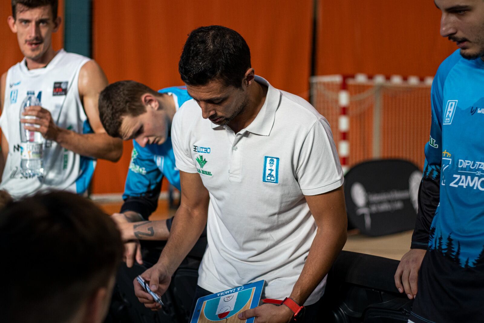 Saulo Hernández da instrucciones a los suyos durante un tiempo muerto