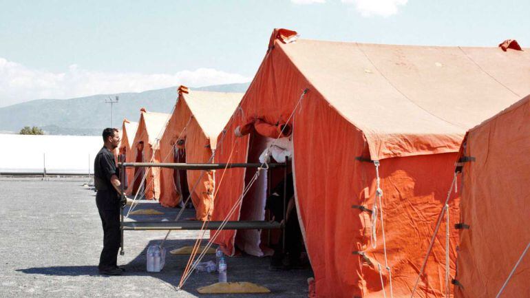 Instalación del centro de atención temporal a inmigrantes en el Puerto de Motril