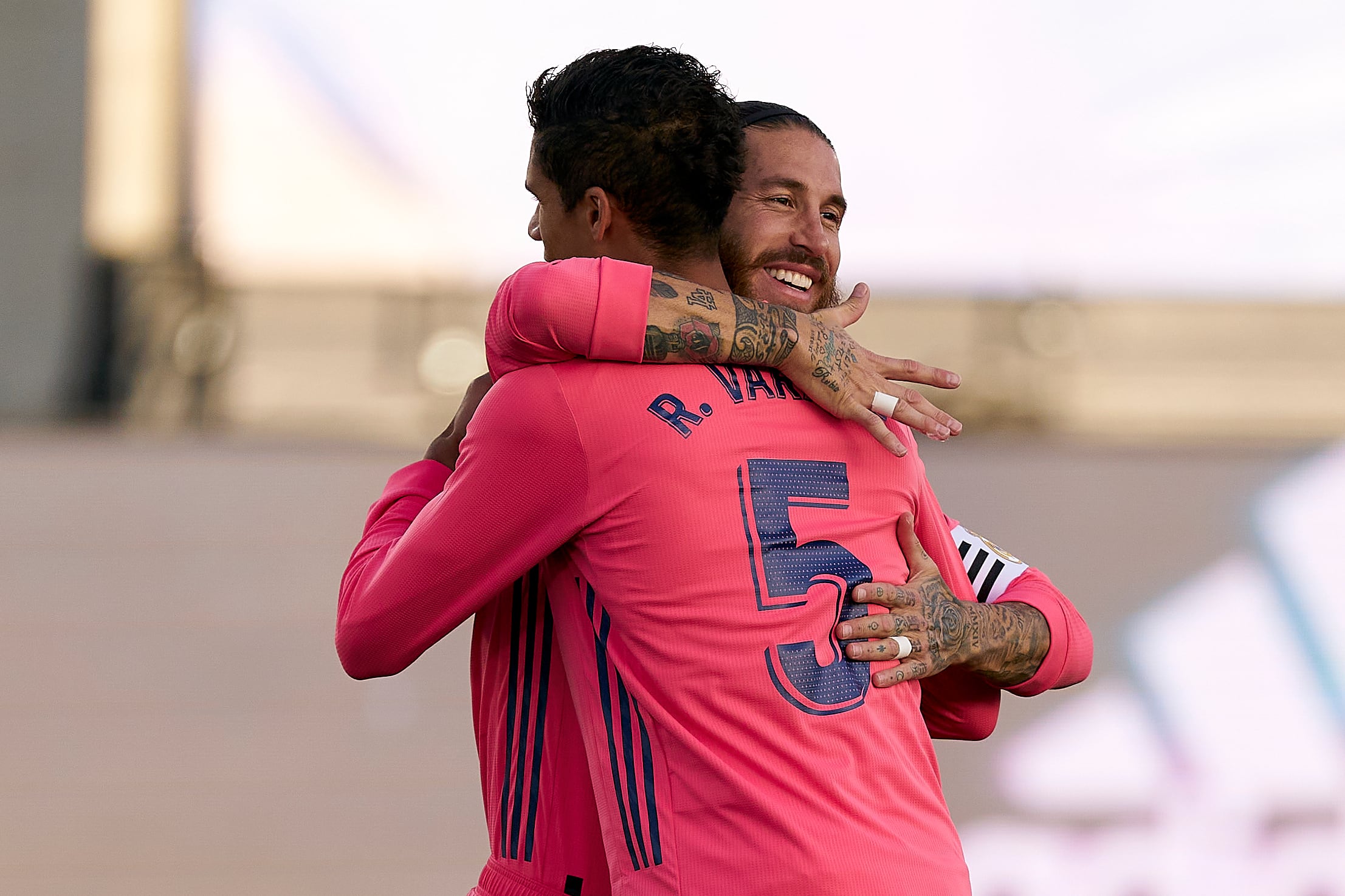 Sergio Ramos y Varane, abrazados en un encuentro ante el Cádiz.