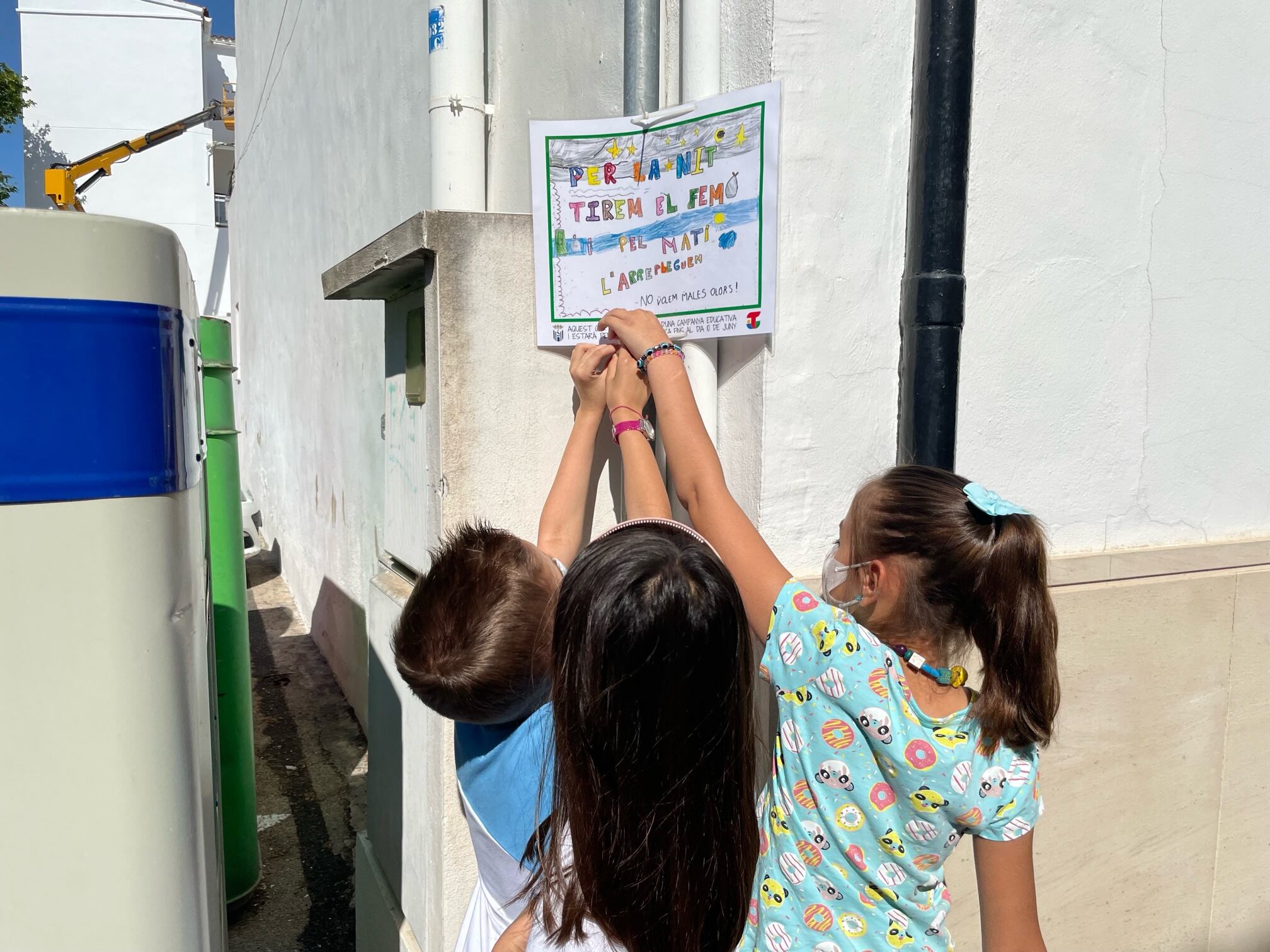 Alumnado del colegio Sant Antoni colocando los carteles.