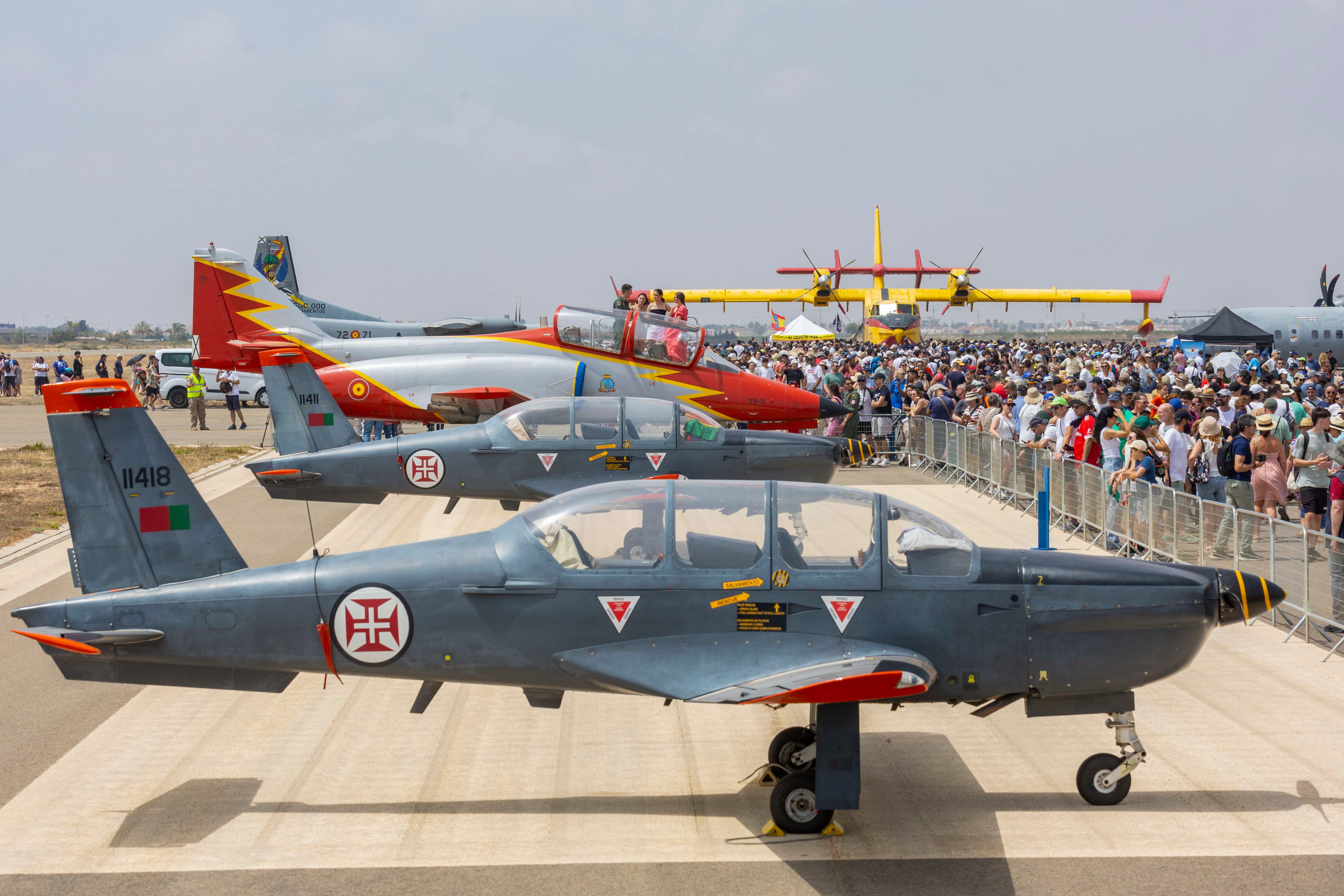 MADRID, 14/06/2025.- Miles de personas han asistido este sábado a la jornada de puertas abiertas con motivo de la exhibición estática de ?Aire2025 una de las mayores exposiciones de aeronaves militares y civiles, del ámbito nacional e internacional, en la Academia General del Aire de San Javier, (Murcia). La Patrulla Águila del Ejército del Aire, una de las formaciones acrobáticas más emblemáticas del mundo, cumple 40 años, una ocasión que se conmemora este fin de semana con un festival aéreo en San Javier (Murcia) al que asistirá el rey y que coincide con la despedida de sus aviones C-101, conocidos como &#039;culopollo&#039;. EFE/ Marcial Guillén
