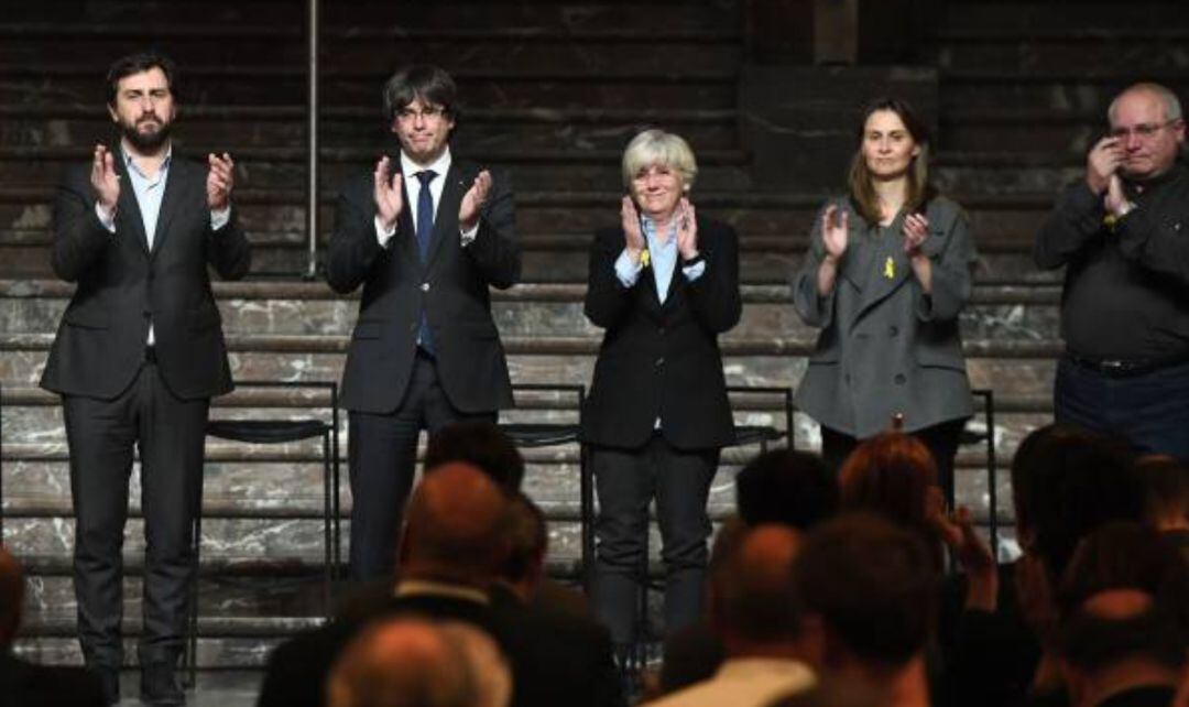 Carles Puigdemont junto a otros líderes independentistas. 