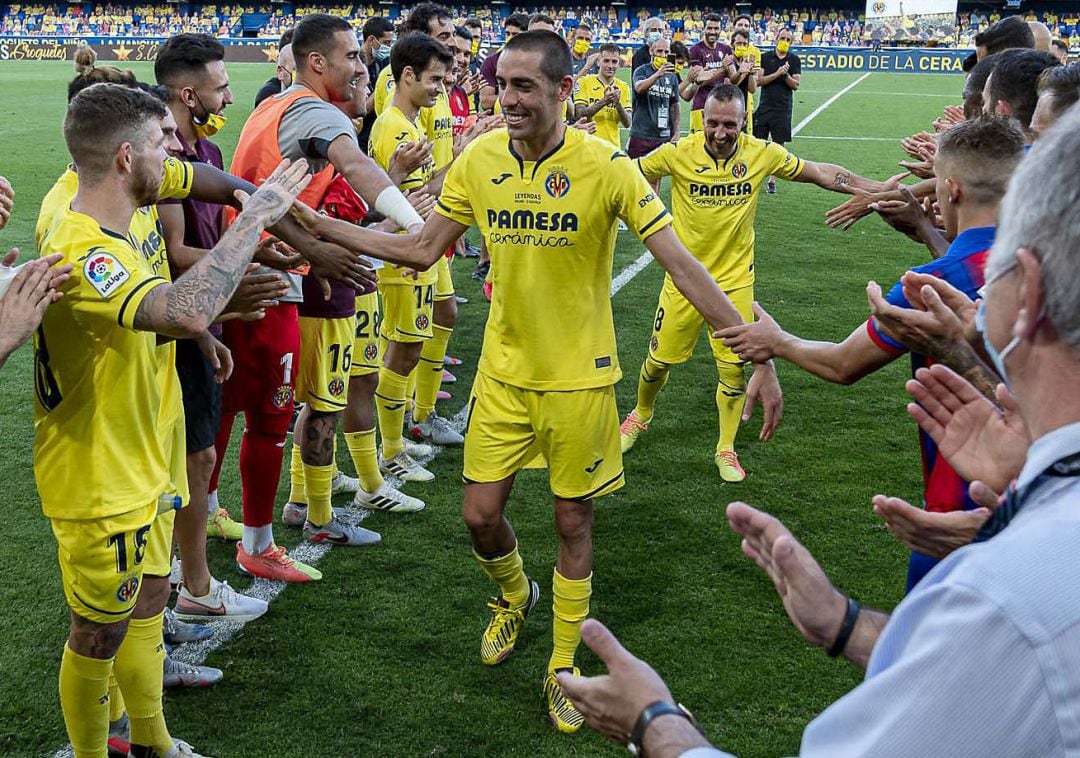 Bruno y Cazorla se despiden de sus compañeros tras el último partido oficial