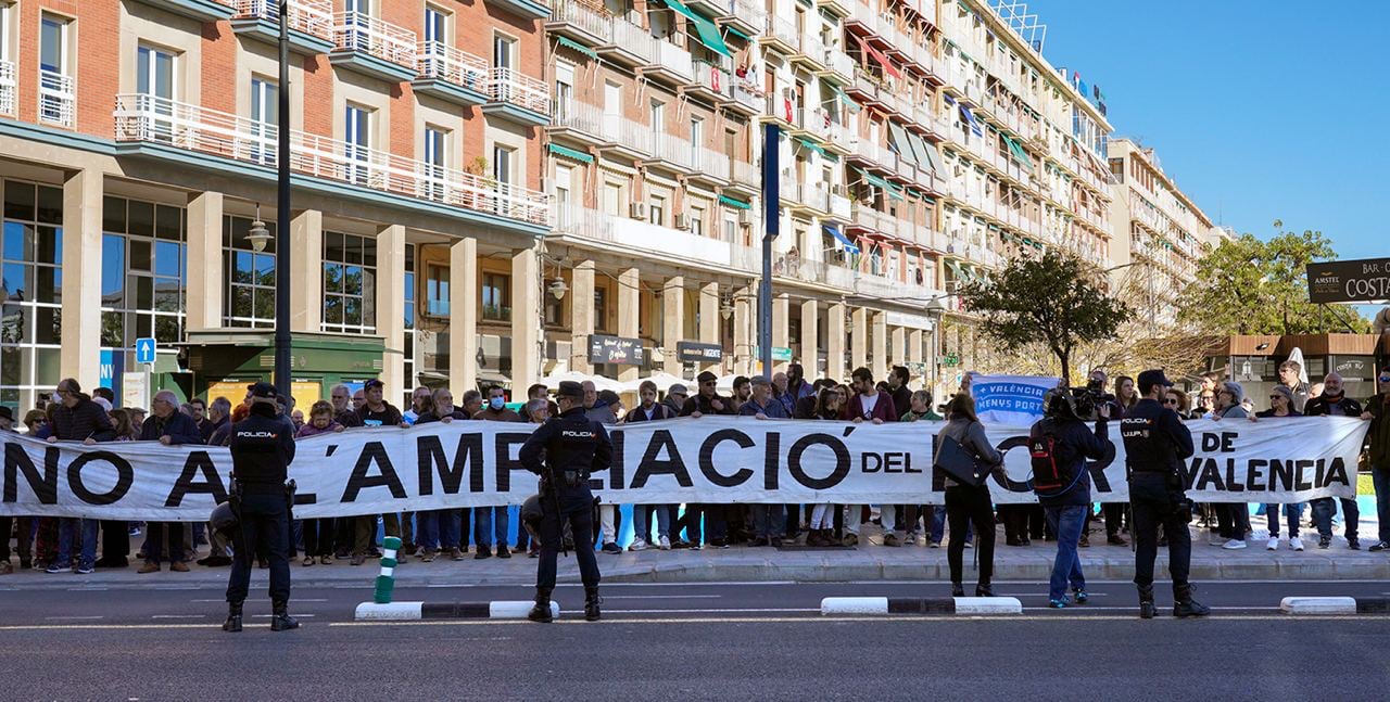 La Comissió Ciutat Port se ha concentrado en el entorno del puerto de València el día en el que el ministro Oscar Puente ha anunciado que el Consejo de Ministros aprobará la ampliación norte. Fuente: Comissió