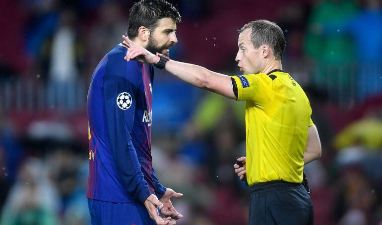 Piqué charla con el árbitro tras ver la roja