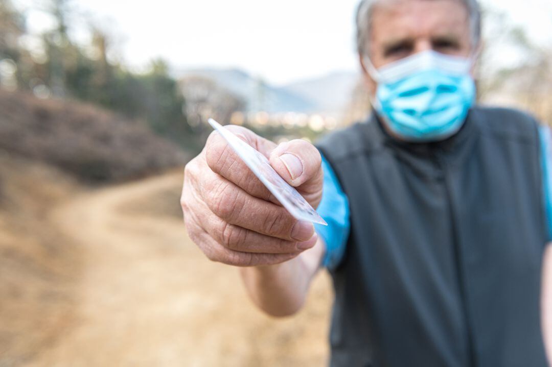 Basta con llevar una declaración jurada y algún documento que acredite su condición de agricultor: carnet de fitosanitarios, ficha del Consejo Regulador, recibo de suministro de agua agrícola o la propia escritura de la finca