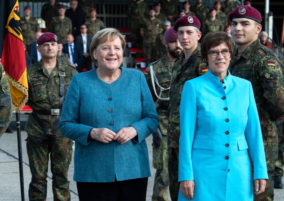 Angela Merkel junto a la ministra de Defensa alemana, Annegret Kramp-Karrenbauer