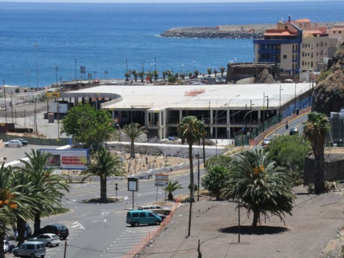 El PSC acusa a Bermúdez de engañar a los vecinos al no derribar el 'mamotreto'