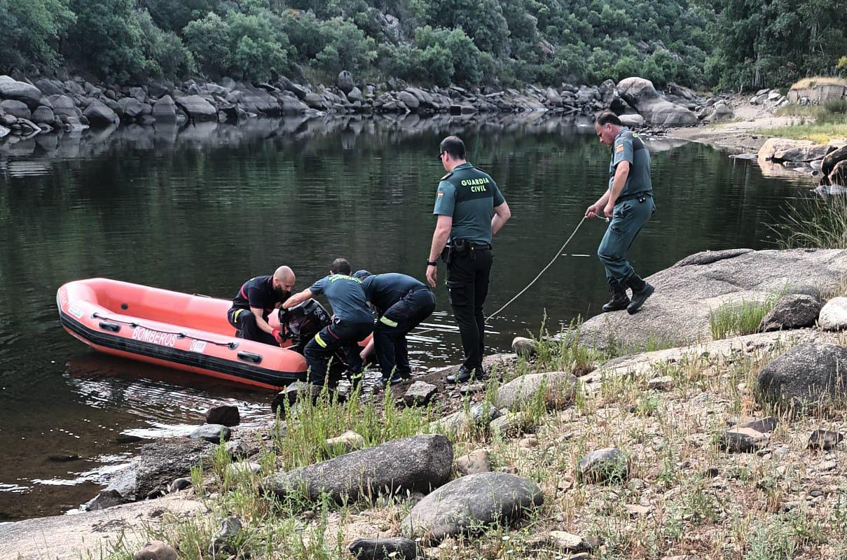 Guardias civiles durante la búsqueda de la persona desaparecida en el pantano del Jándula, en Andújar.