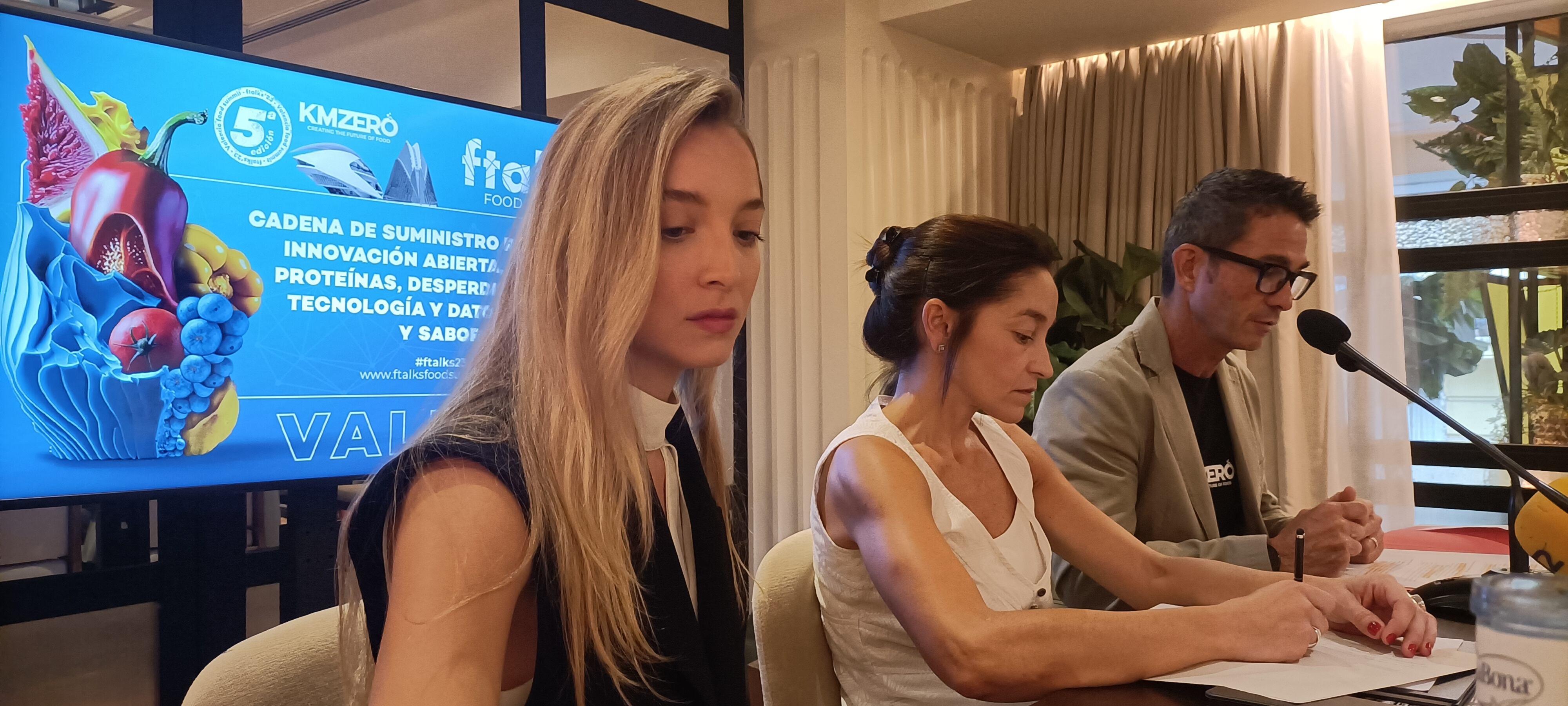 Beatriz Jacoste, directora de KM Zero; Ester Oliva, directora general de emprendimiento (centro) y Raúl Martín (CEO KM Zero)