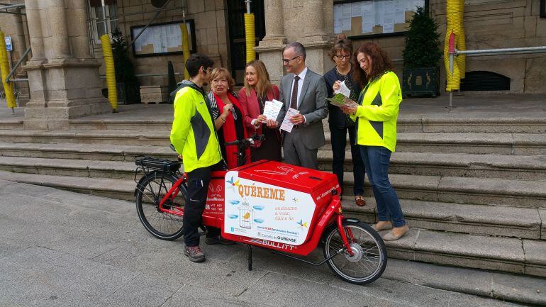 O alcalde e a concelleira de Sanidade presentaron a campaña informativa “Quéreme... dáme ás, ensíname a voar”, que rematará cunhas xornadas acerca da sobreprotección
