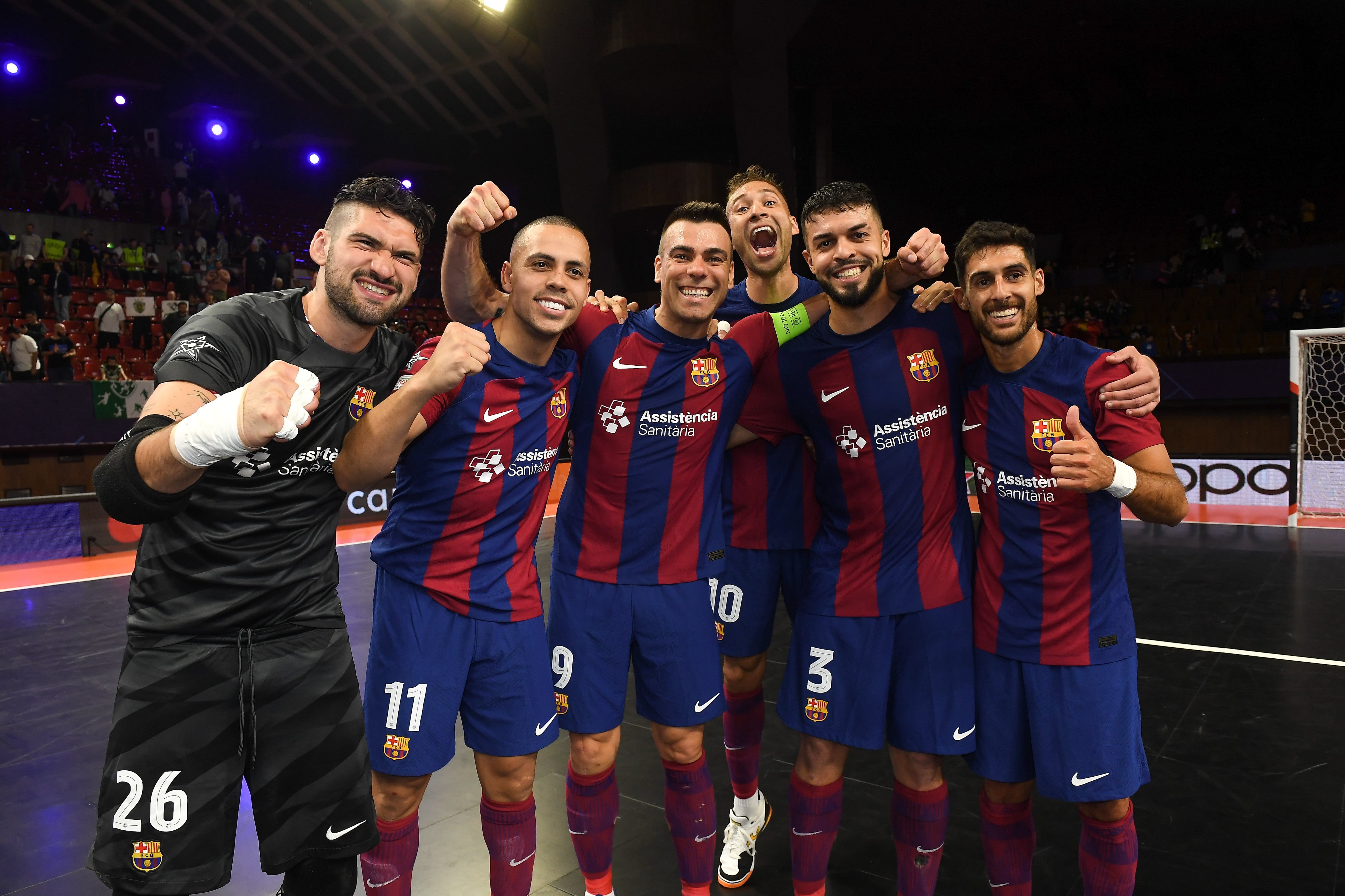 Barça festeja su pase a la final de la Champions de fútbol sala tras vencer al Sporting de Portugal por 5-4