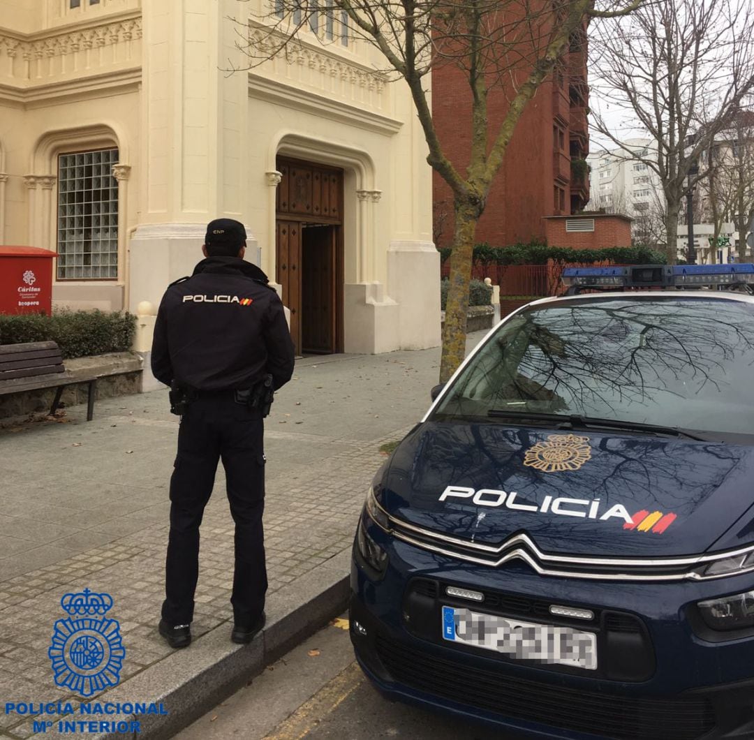 Agentes de la policía nacional, minutos después de identificar a una de las detenidas. 