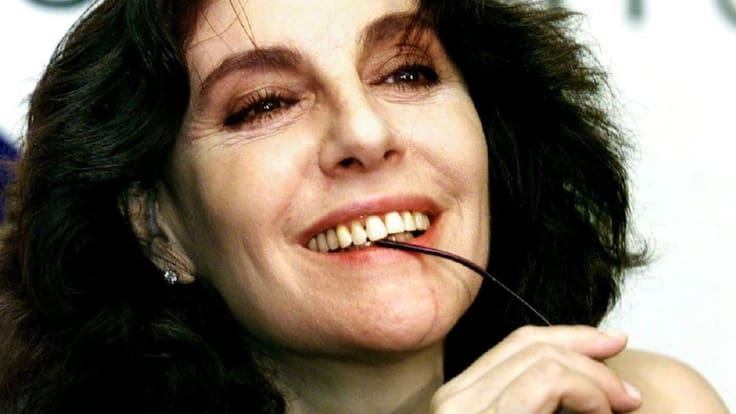 Charo López sopla las velas con Radio Salamanca