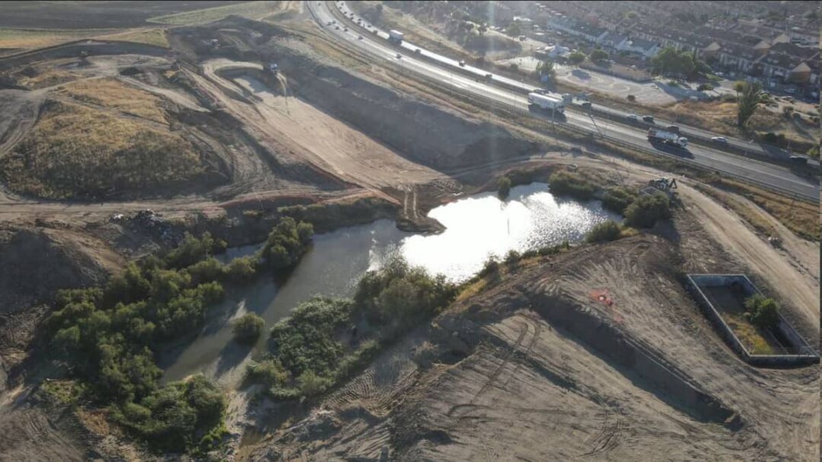 Manuel Gómez, de Ecologistas en Acción Parla, habla sobre la recogida de firmas en Change.org para la conservación de los humedales en el sur de Madrid.