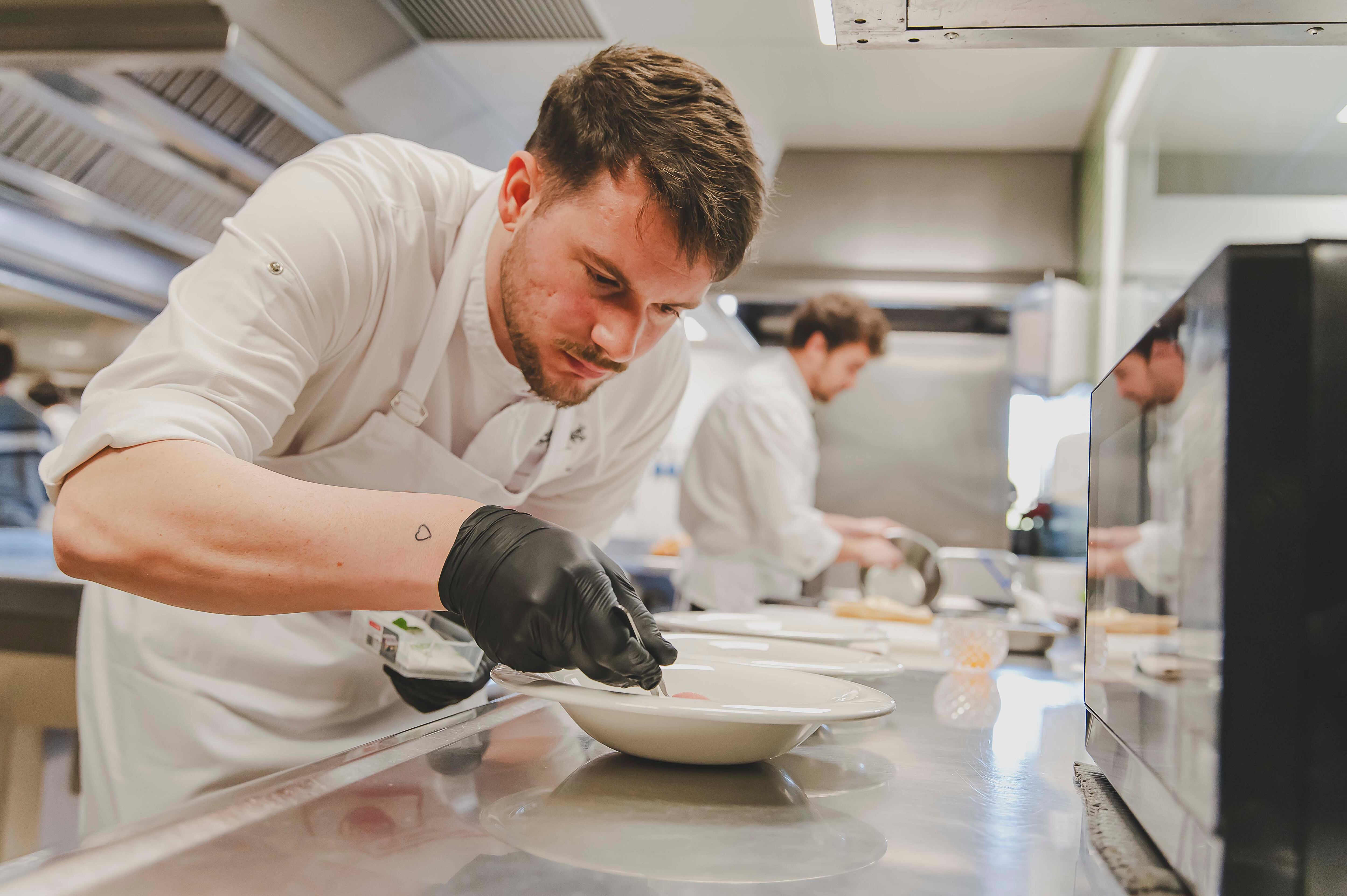 El chef Jorge Muñoz presentó la propuesta, denominada ‘Granada de Elche, su dashi y trucha del pirineo’