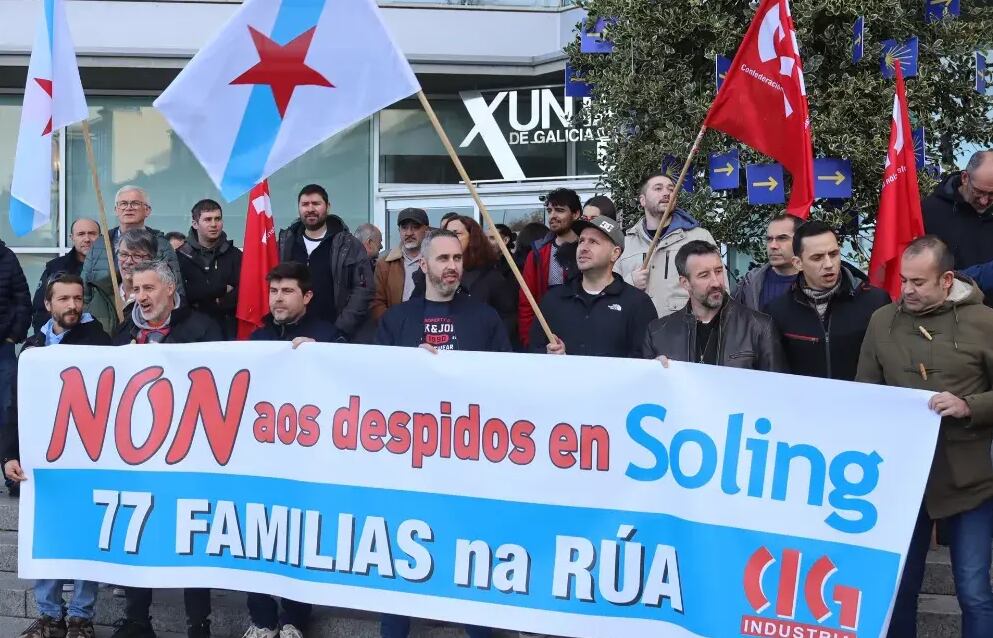 Plantilla de Soling en una concentración delante del edificio de la Xunta en Vigo